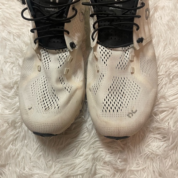 On Cloud running Shoes - Picture 8 of 16